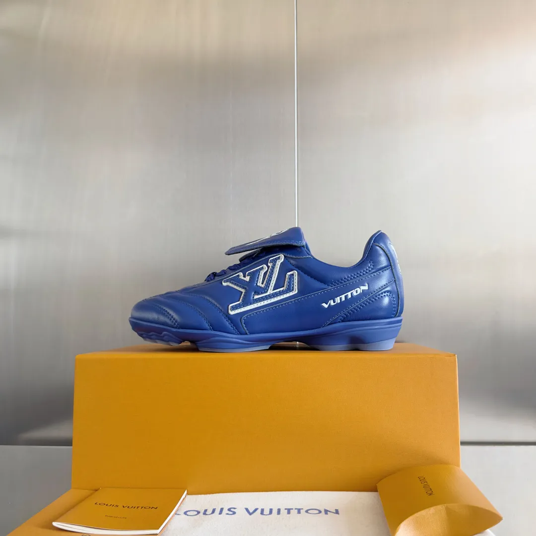 Top version: Couple model 640💰 LV Louis Vuitton L house Donkey brand latest Footprint series Couple model football sneakers casual running shoes original purchase development and production This Footprint Soccer sneaker was unveiled in the 2025 spring and summer series fashion show. It is the first sneaker designed by Pharrell Williams inspired by football shoes. The shoes are inspired by football, a sport that spans generations and cultures, echoing the 2025 spring and summer series fashion show's theme of unity and universal participation. The shoe is famous for its sleek design, with the dynamic IV Initials logo embellished on the side, the tongue embellished with the Lvers United badge inspired by the football team, and the foot pattern rubber sole decorated with multiple Louis Vuitton logos. Exquisitely packaged at the delivery counter🛍📦 ▪️Material: Original imported first-layer cowhide ▪️Lining: Original custom-made soft sheepskin lining ▪️Sole: Original open-molded two-color TPU combination sole ▪️Sole thickness: 3.5CM ▪️Size: Women’s 35-41 / Men’s 39-45